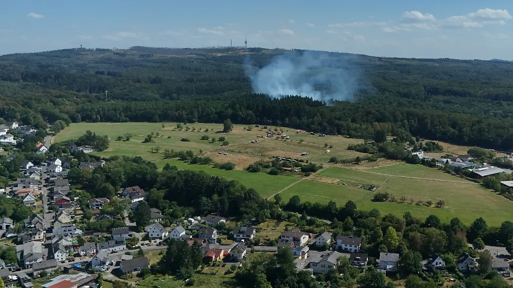 Einsatz noch nicht abgeschlossen: Feuerwehr stoppt Westerwald-Brand wenige Meter vor Wohnhäusern