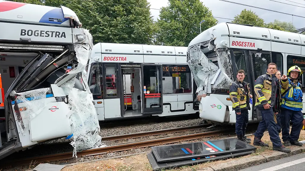Straßenbahnen kollidieren: Dutzende Verletzte bei Tram-Unfall in Gelsenkirchen