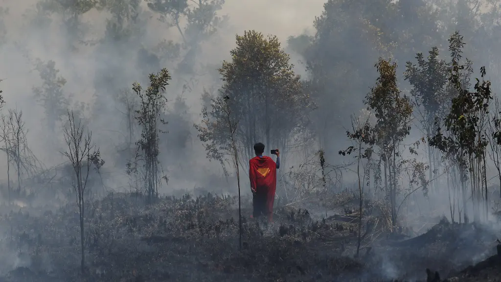 Heftige Waldbrände in Indonesien: Wie ein Jugendlicher als Superman die Flammen bekämpft