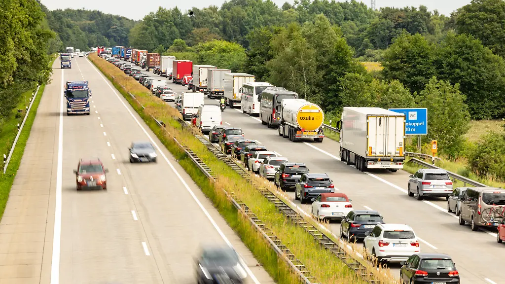 Wegen Niedrigwasser: Erste Bundesländer setzen Sonntagsfahrverbot für Lkw aus