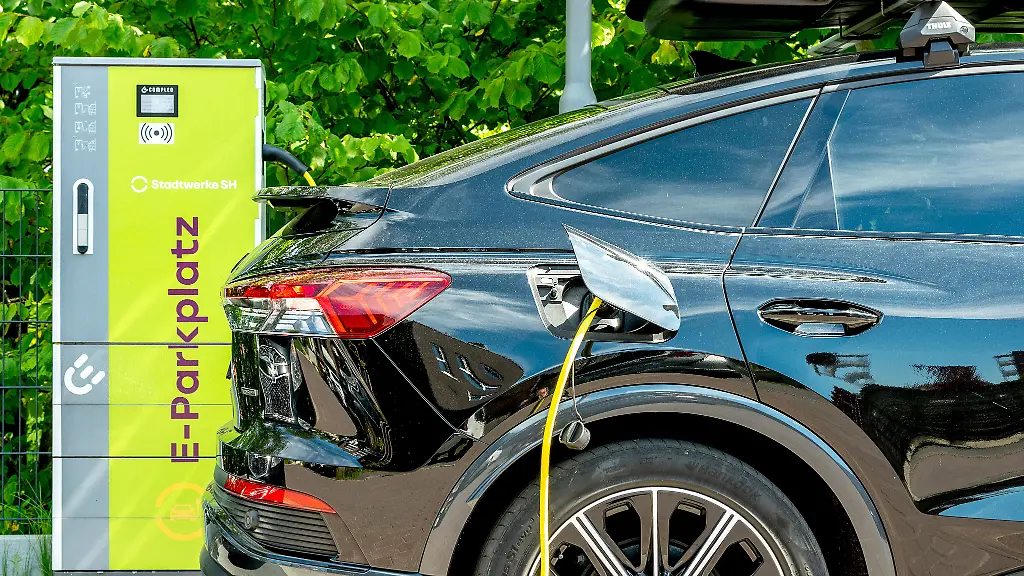 „Neue Dimension erreicht“: HUK-Auswertung: Jeder achte Umsteiger kauft ein E-Auto