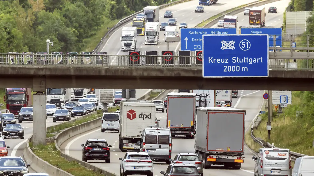 Kaum Schifffahrt im Rhein: Fünftes Bundesland setzt Lkw-Sonntagsfahrverbot aus