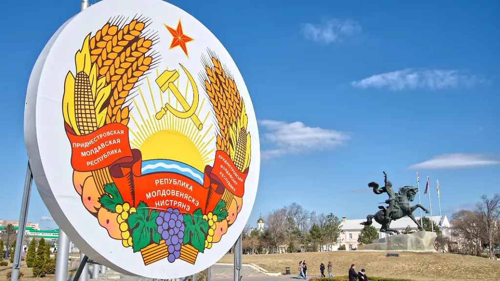 The-emblem-of-Transnistria-left-and-the-Suvorov-Monument-right-located-in-Tiraspol-the-capital-city-of-Moldovas-unrecognized-breakaway-region-of-Transnistria-Tiraspol-Moldova-7th-March-2026-Photograph-by-Benjamin-Furst-Hans-Lucas-L-embleme-de-Transnistrie-a-gauche-et-le-monument-Souvorov-a-droite-situes-a-Tiraspol-la-capitale-de-la-region-separatiste-non-reconnue-de-Transnistrie-en-Moldavie-Tiraspol-Moldavie-7-mars-2026-Photographie-de-Benjamin-Furst-Hans-Lucas