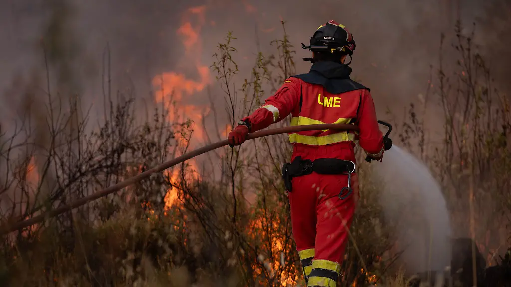 Feuerwehr und Militär kämpfen weiter gegen Waldbrände in Spanien