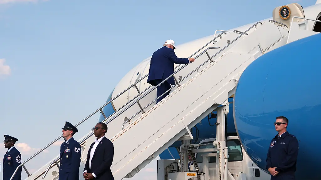 Ahnungslose Reporter in Gefahr?: Empörung über Trumps heimlichen Flugzeugwechsel