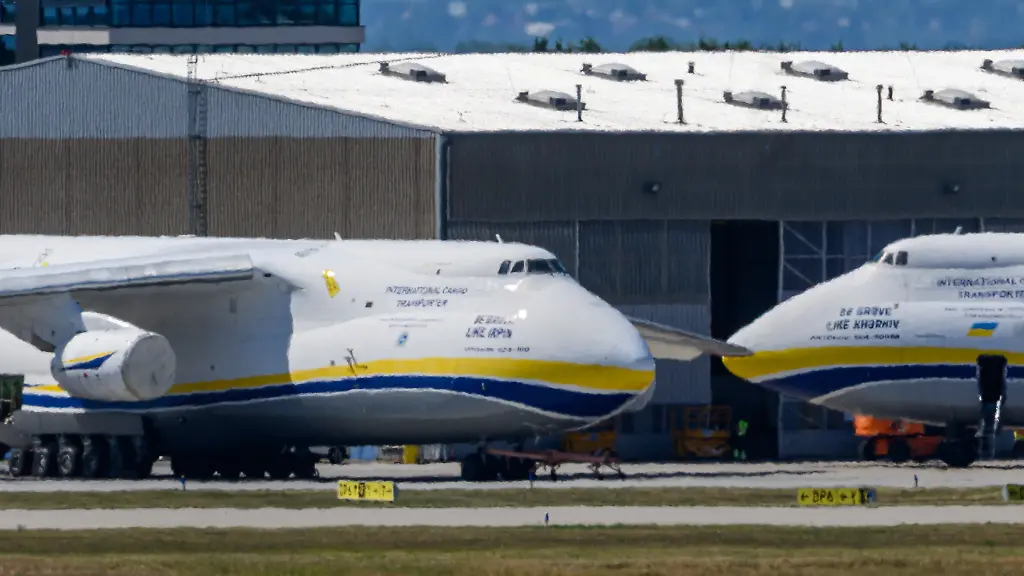 Ukrainische-Antonov-parken-auf-dem-Flughafen-Leipzig-Halle-Nach-dem-Drohnenvorfall-in-der-Nacht-zum-Mittwoch-laufen-die-Ermittlungen-Die-fuer-einen-Angriff-ausgeruestete-Drohne-war-nach-Angaben-aus-Sicherheitskreisen-nahe-einer-ukrainischen-Transportmaschine-sichergestellt-worden