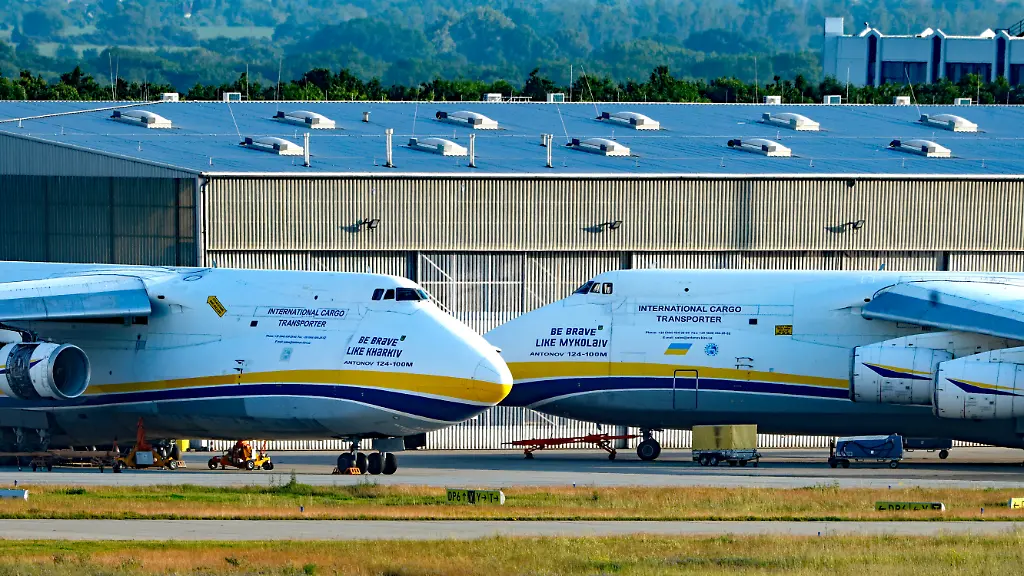 Zwei-Antonov-124-100-Frachtflugzeuge-der-ukrainischen-Antonov-Airlines-stehen-am-Flughafen-Leipzig-Halle-01-06-2026-Die-ukrainische-Frachtfluggesellschaft-aus-Kiew-die-weltweit-auf-den-Transport-von-extrem-schweren-Spezialfrachten-spezialisiert-ist-hat-aufgrund-des-Krieges-ihre-operative-Basis-an-den-Flughafen-Leipzig-Halle-verlegt
