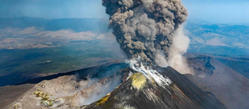 Europas aktivster Vulkan Ätna spuckt wieder Asche und Lava