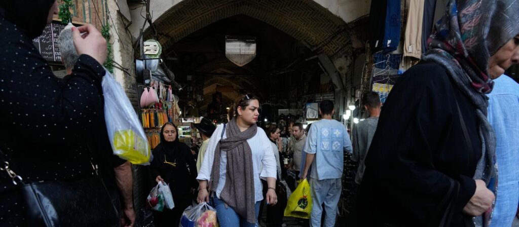 Wie Menschen in Iran unter den wirtschaftlichen Kriegsfolgen leiden