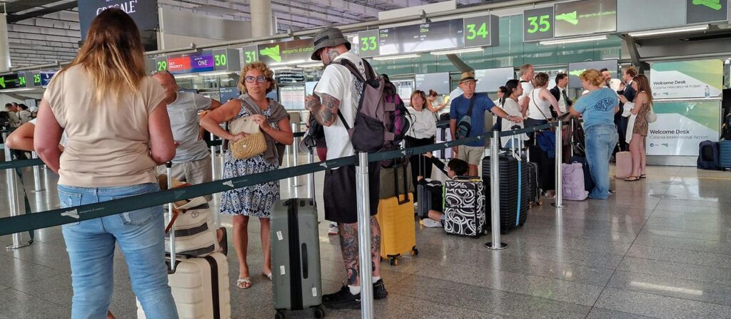 Tausende Urlauber sitzen nach Ausbruch des Ätna auf Sizilien fest