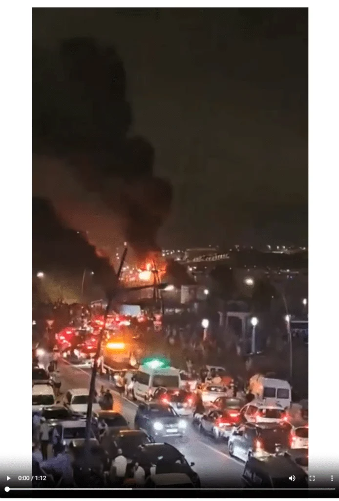 Videostandbild eines Zusammenschnitts mit brennenden Straßen und Auseinandersetzungen, verbreitet als angebliches Chaos in Spanien.