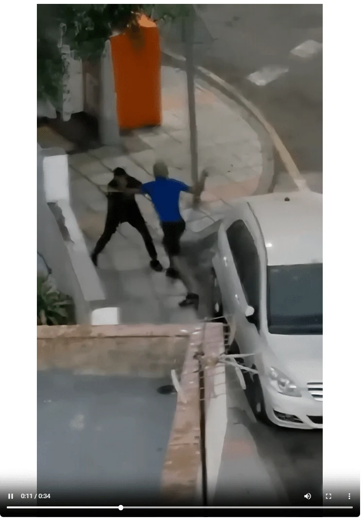 Videostandbild einer gewaltsamen Auseinandersetzung zwischen mehreren Personen auf einer Straße.