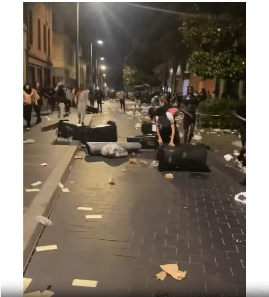 Videostandbild nächtlicher Ausschreitungen auf einer Straße; die Aufnahme entstand nach einem Fußballspiel in Toulouse.