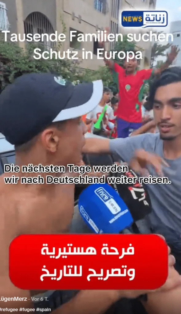 Videostandbild einer nächtlichen Menschenmenge bei einer Fußballfeier in Casablanca mit eingeblendeter deutscher Übersetzung.