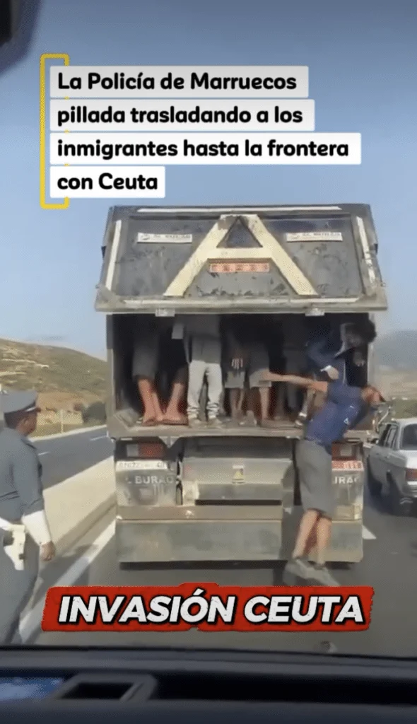 Videostandbild: Menschen steigen aus dem Anhänger eines Lastwagens, in der Nähe stehen marokkanische Sicherheitskräfte.