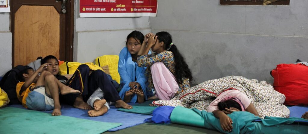 Nach Sturzflut im Himalaya: Kinder allein nach Flut