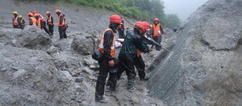 Flut im Himalaya: Hunderte Arbeiter in Wasserkraftwerken eingeschlossen