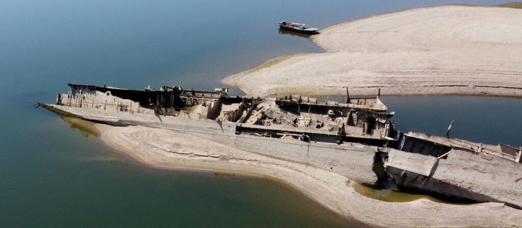 Niedrigwasser der Donau legt Knochen und Wracks frei