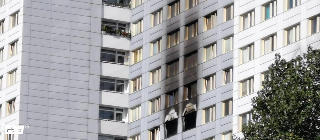 Brand in Berliner Hochhaus – Evakuierung über Drehleitern