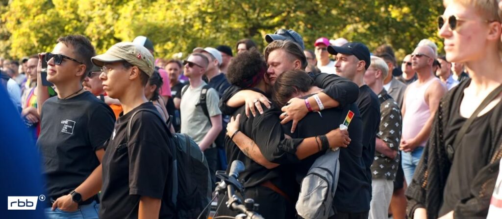 Mahnwache für die Opfer des CSD-Anschlags in Berlin