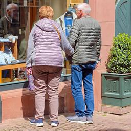 Ältere Paare vor einem Schaufenster.