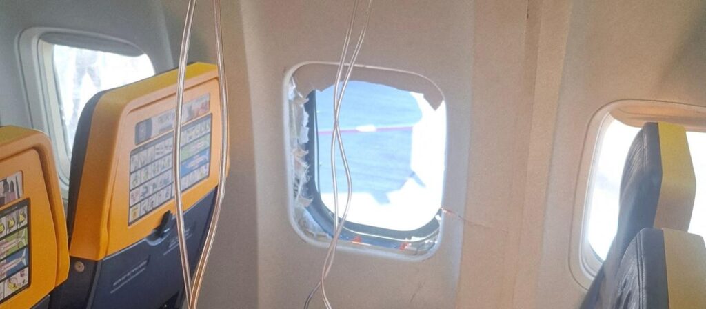 Untersuchung zu Ryanair-Vorfall: Triebwerksteil zerschlug Flugzeugfenster