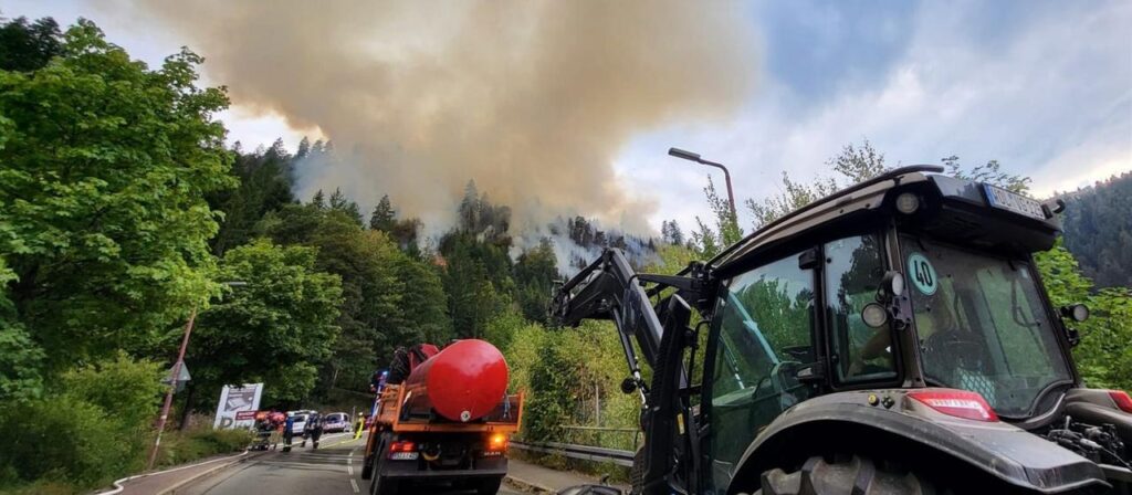 Waldbrände halten Feuerwehren im Hohen Venn und im Schwarzwald in Atem