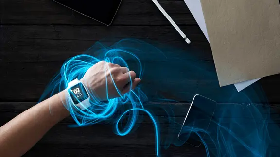 Mann mit einer Smartwatch