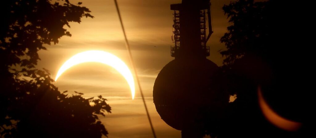 Millionen verfolgen Sonnenfinsternis über Deutschland
