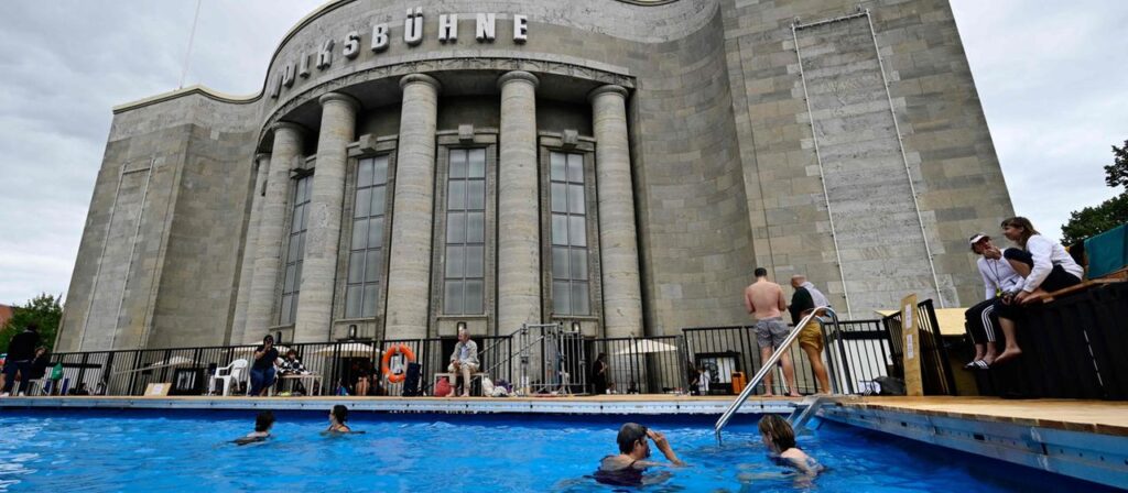 Berliner Volksbühne eröffnet Schwimmbad vor der Theatersaison