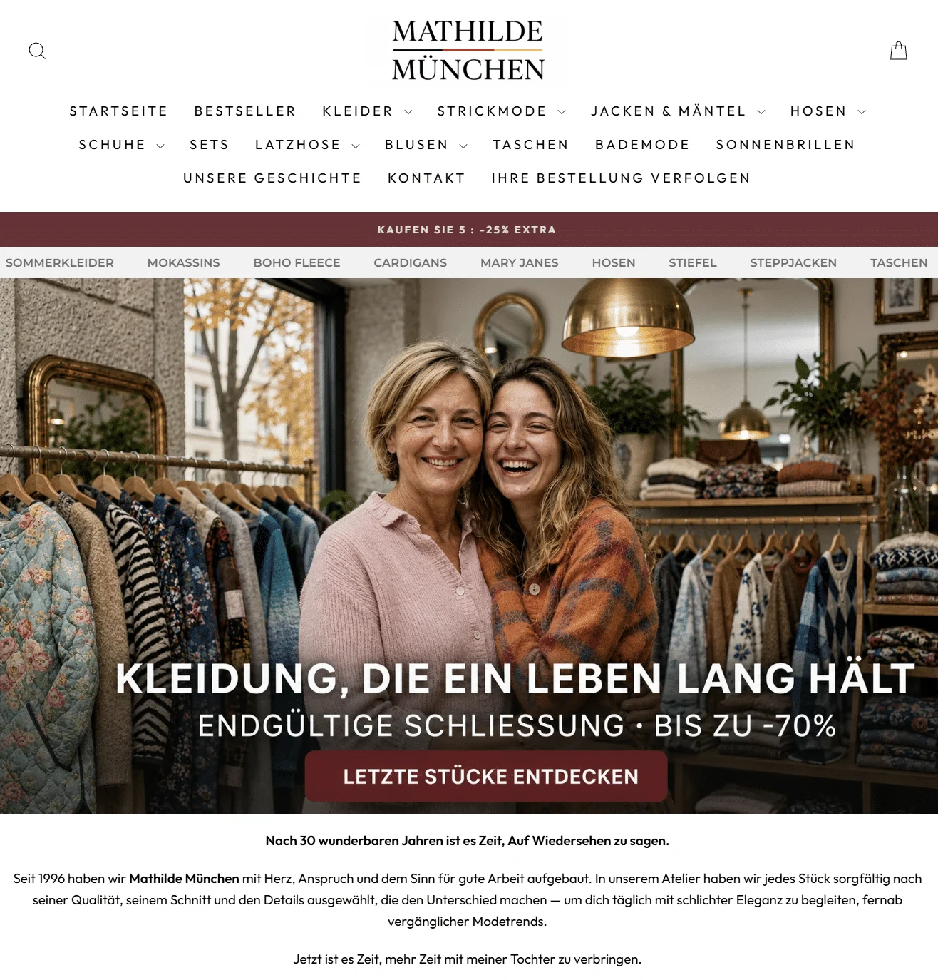 Startseite von Stefan Berlin: Foto eines grauhaarigen Mannes mit zwei jungen Frauen, darüber „Mode, die ein Leben lang hält – Totalausverkauf – bis zu 70 % Rabatt“, darunter „Nach 37 wunderbaren Jahren beginnt für uns ein neues Kapitel“.