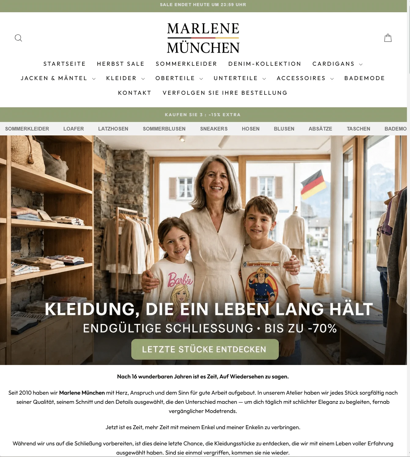 Startseite von Marlene München: dieselbe Szene mit Großmutter, Mädchen und Buben, im Fenster eine deutsche Fahne, dahinter Berge; die Kinder tragen T-Shirts mit „Barbie“ und „Feuerwehrmann Sam“.