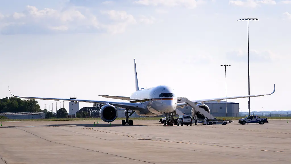 Heimreise verschoben: Schaden am Regierungsflieger: Klingbeil sitzt in den USA fest