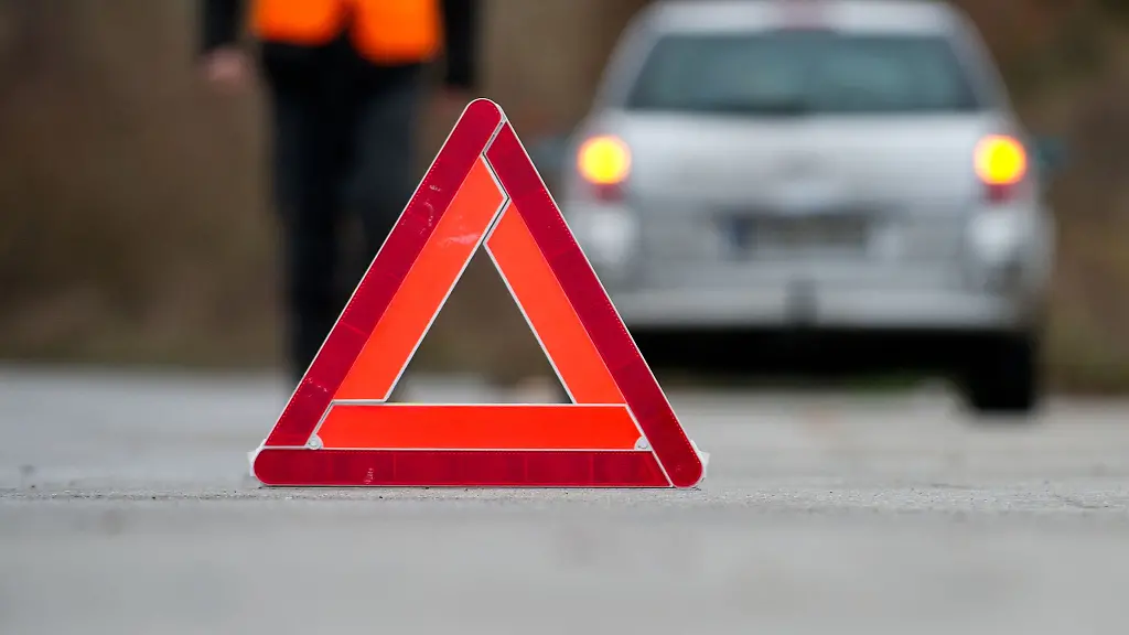 Urteil aus dem Verkehrsrecht: Beim Abbiegen überholendes Auto gerammt – Alleinschuld?