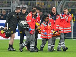 Stille im Westfalenstadion: Notarzt auf dem Rasen: Sorge um BVB-Star Karetsas