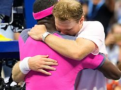 Großer US-Open-Moment: Tennisprofi Michelsen weint in Armen seines Gegners