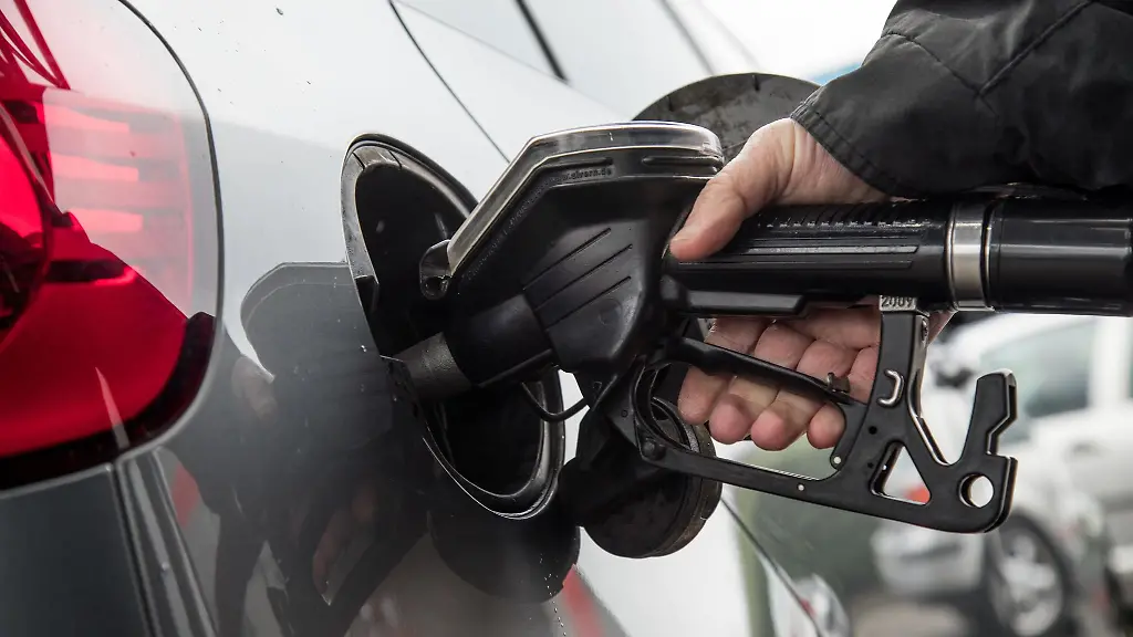Zähneknirschen an Zapfsäule: Tanken immer teurer: Tipps, wie Autofahrer sparen