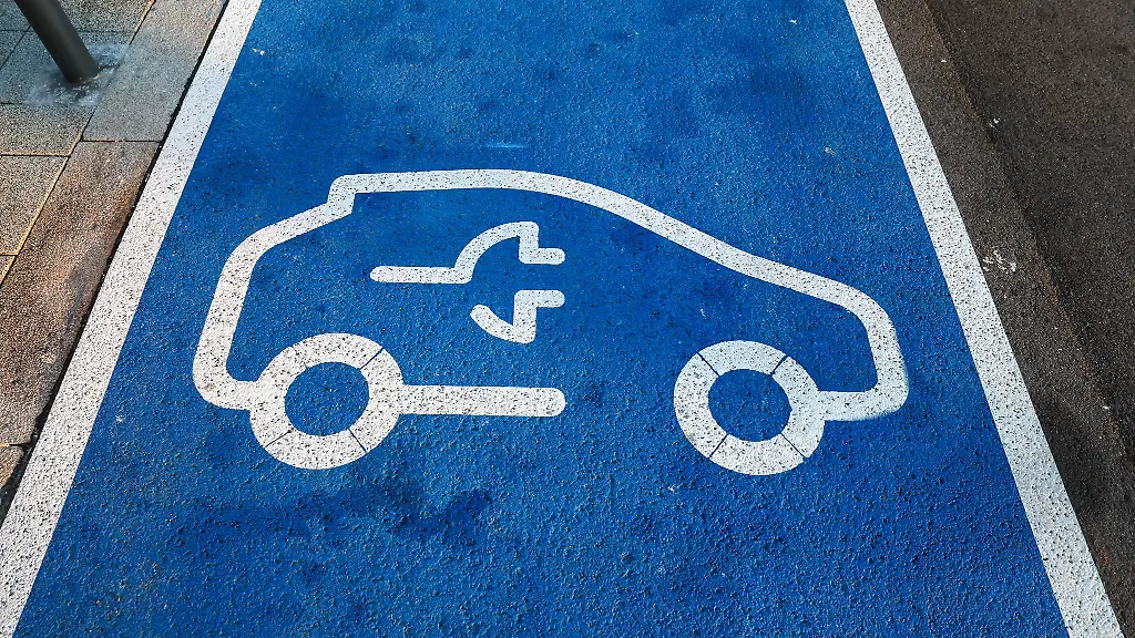 Smart Home trifft Elektromobilität: Wie man mit dem E-Auto die Stromrechnung optimieren kann