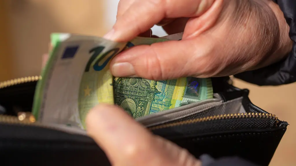 Barbetragskonto und Gebühren: Bargeld im Pflegeheim: Darf das Verwahren etwas kosten?