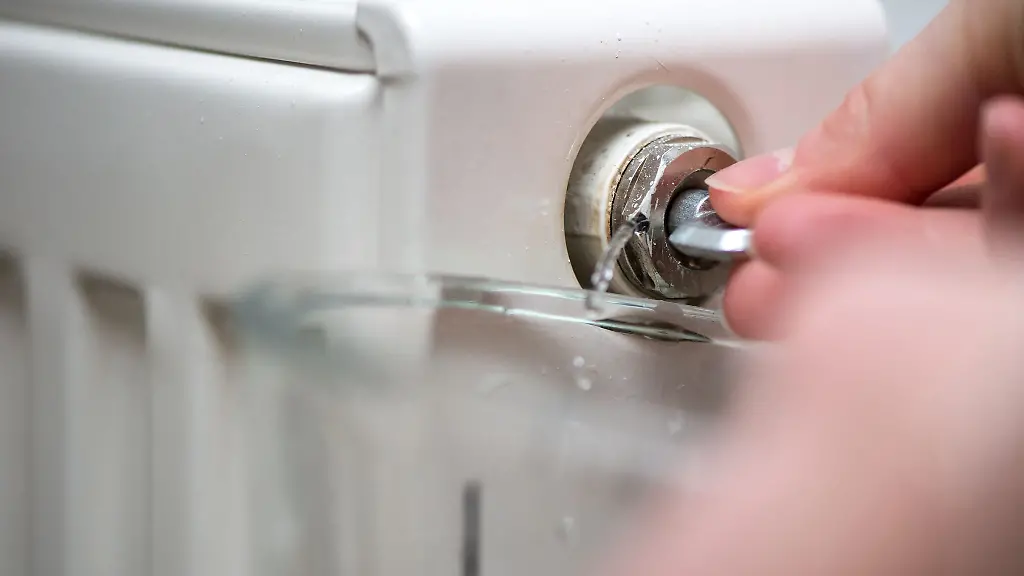 Start der Heizsaison: Luft raus: Auch Mieter können und sollten ihre Heizkörper entlüften