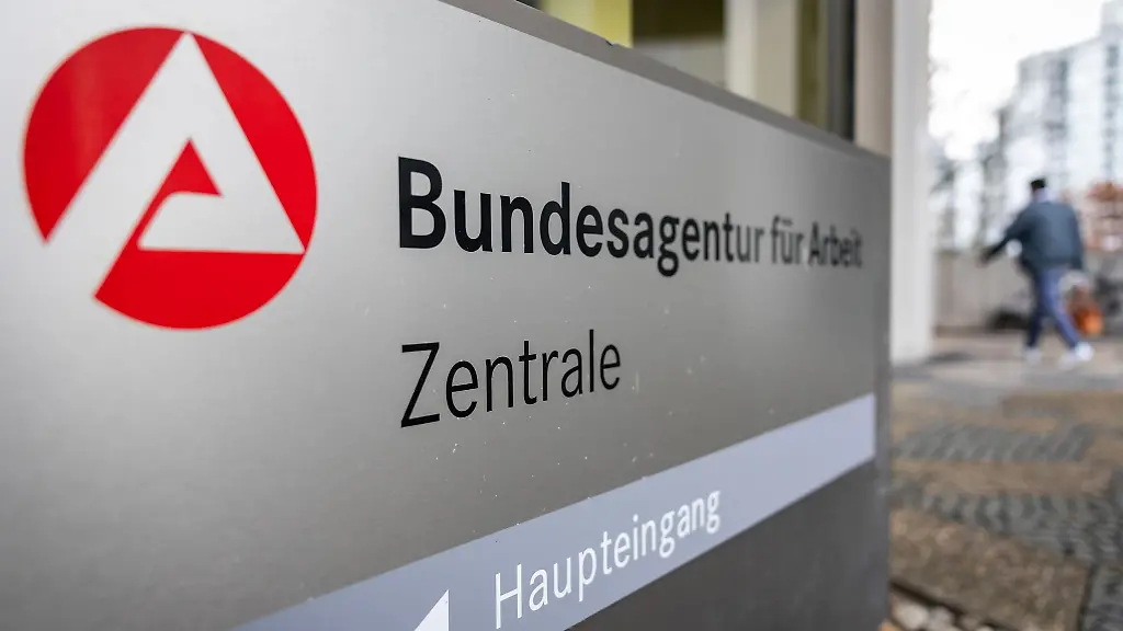 Anstieg im Jahresvergleich: Arbeitslosenzahl sinkt unter drei Millionen – Herbstbelebung schwach