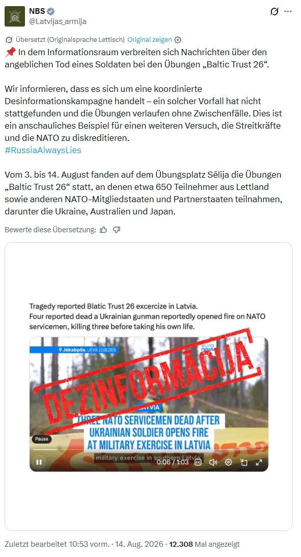Beitrag der Nationalen Streitkräfte Lettlands auf X. Der Text ordnet die Meldung als koordinierte Desinformationskampagne ein und nennt Übungsplatz, Zeitraum und Teilnehmerzahl. Das gefälschte Video ist mit einem roten Stempel „Dezinformācija“ überklebt.