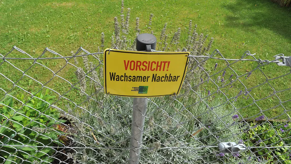 Streit eskaliert: Mann setzt Gartentor seines Nachbarn unter 230 Volt Strom