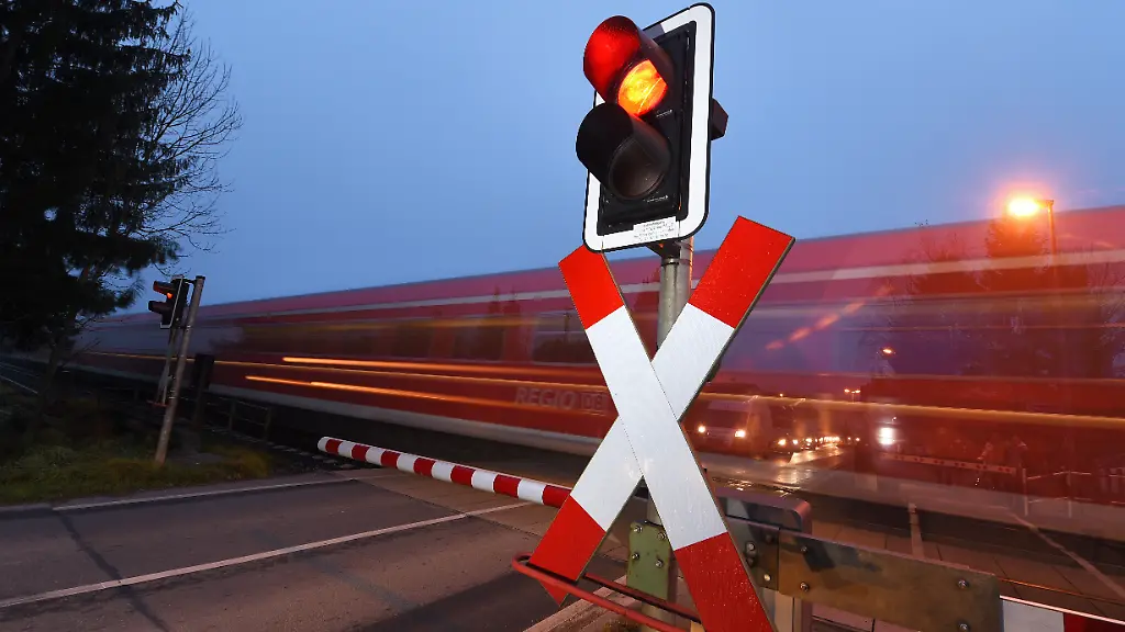 Rettung im letzten Moment: Mutter steht mit Kind vor herannahendem Zug – Prozess gestartet