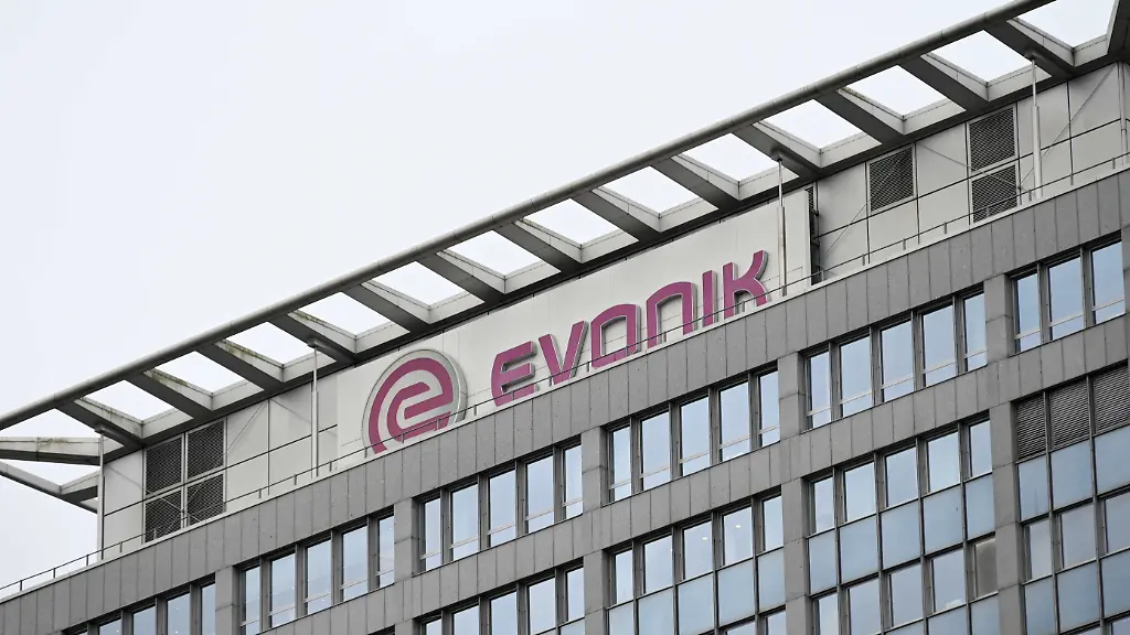 Börsenkurse im Aufwind: Bericht: BASF arbeitet an Übernahme seines Rivalen Evonik