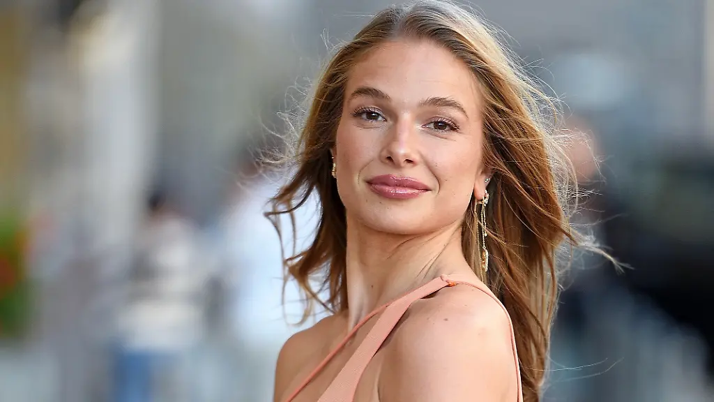 „Plötzlich alles leichter“: Lola Weippert gerät mit Nacktfoto ins Sinnieren