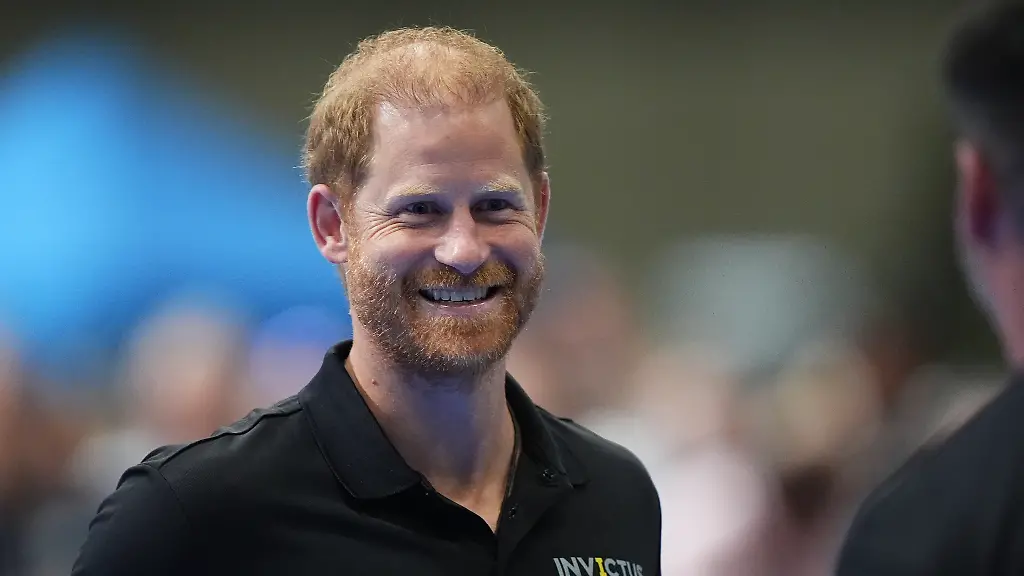 Erste Aktion nach Rückkehr : Prinz Harry springt für den guten Zweck aus dem Flugzeug