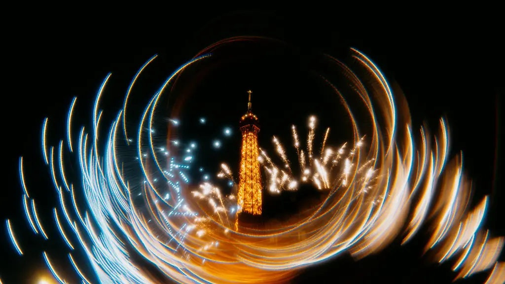 Verliebt in Paris: Kim Kardashian knutscht vor dem Eiffelturm