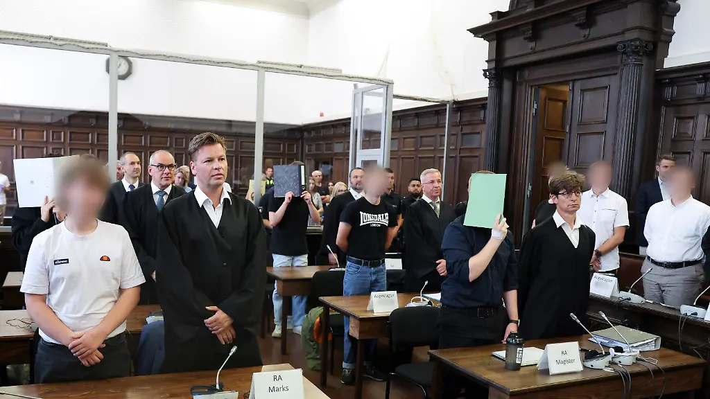 „Letzte Verteidigungswelle“: Mutmaßliche Unterstützer rechter Terrorgruppe angeklagt