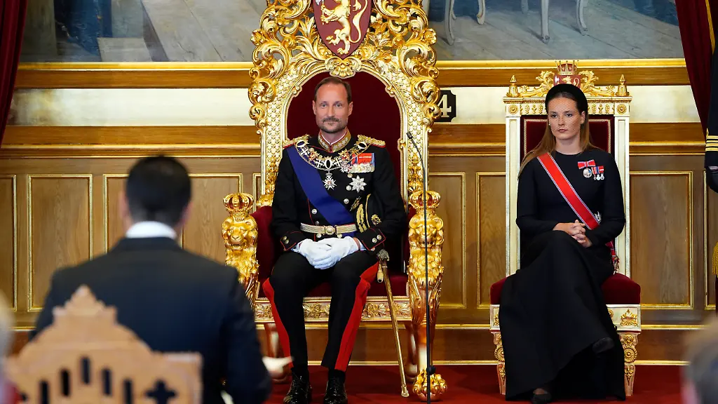 Mette-Marit musste absagen: König Haakon VIII. legt Eid auf die Verfassung ab